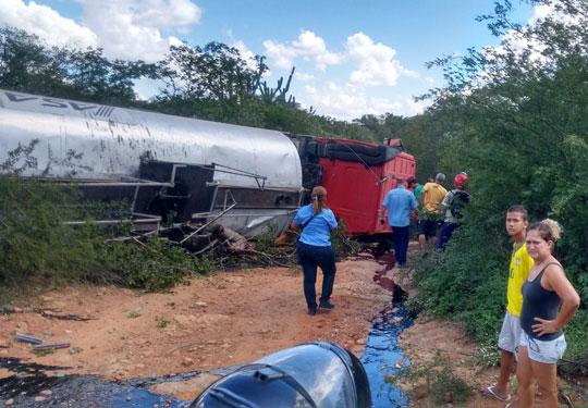 Carreta com piche tomba durante manutenção da BR-030 em Brumado