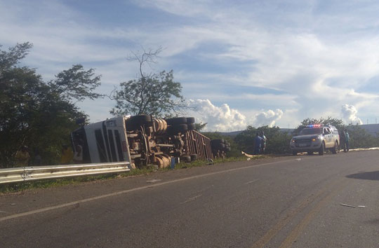 Duas carretas tombam na BR-030 entre Caetité e Brumado