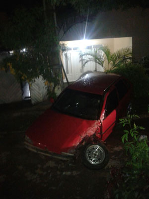 Brumado: Carro desgovernado colide com caminhão e invade residência na Vila Presidente Vargas