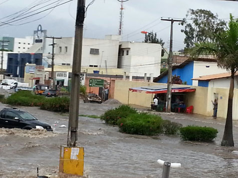 Chuva torrencial alaga ruas e deixa Vitória da Conquista em alerta