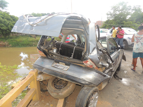 Brumado: Micro-ônibus perde freio, arrasta carro na ponte e bate em casarão antigo