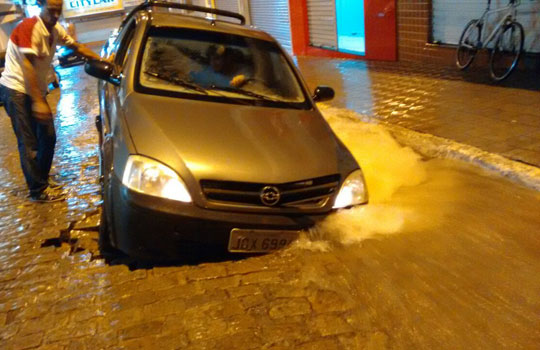 Carro cai em buraco formado pela chuva no centro de Brumado