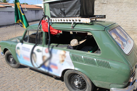 Eleições 2014: Carro em campanha por Paulo Souto é apedrejado em Brumado