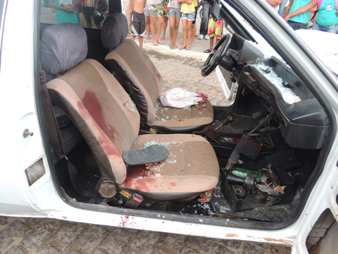 Brumado: Carro colide em fundo de carreta no Bairro Dr. Juracy