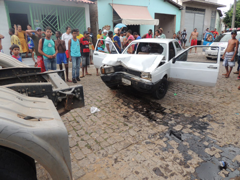 Brumado: Carro colide em fundo de carreta no Bairro Dr. Juracy