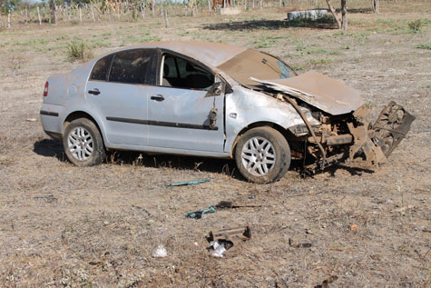 BA-940: Carro estoura pneu e capota em Lagoa Real