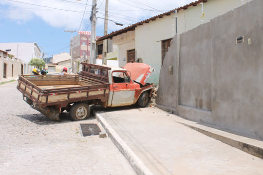 Brumado: Carro perde freio e derruba muro de residência