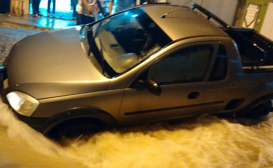 Carro cai em buraco formado pela chuva no centro de Brumado