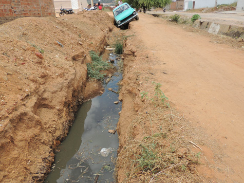 Brumado: Motorista tenta desviar de buraco e carro cai em vala