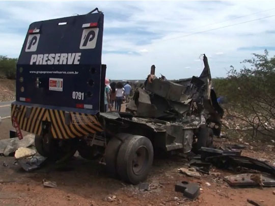 Teto e laterais de carro-forte são destruídos durante assalto no interior da Bahia