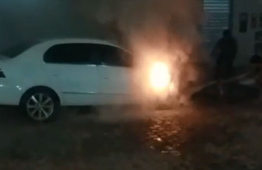Veículo pega fogo próximo da Praça do Jurema em Brumado