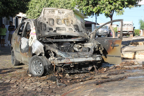 Brumado: Pane elétrica causa incêndio em veículo na Rua Maranhão