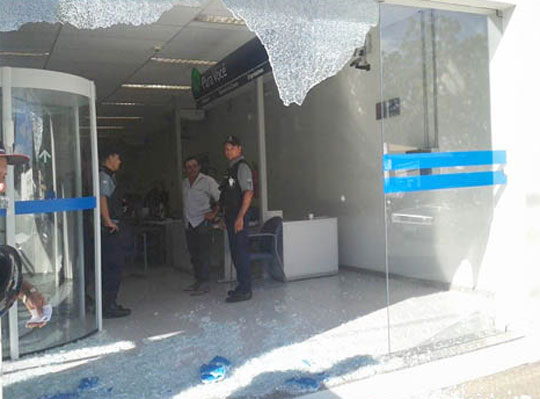 Carro invade agência bancária em Guanambi