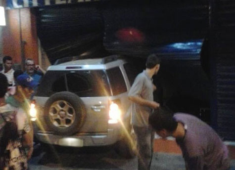 Brumado: Motorista alcoolizado invade loja de móveis no centro