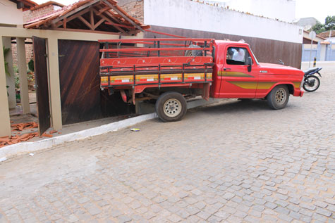 Brumado: Veículo desengrenado invade casa no Bairro São Félix
