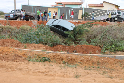 Brumado: Carro cai em ribanceira e fica preso em árvore dentro de riacho