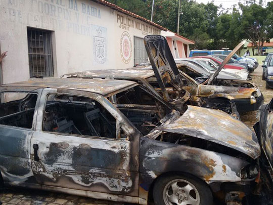 Piripá: Cinco carros são incendiados em frente à delegacia