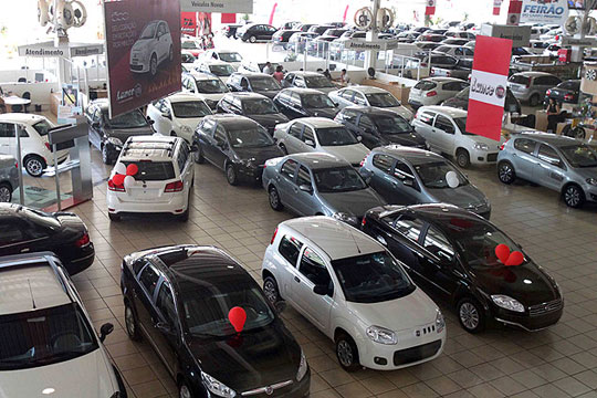  Vendas de carros novos cai 30%, diz Fenabrave
