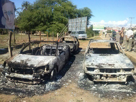 Livramento: Três carros apreendidos pegam fogo em frente a 46ª CIPM 