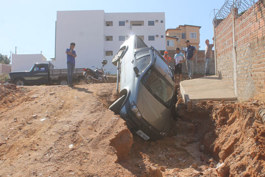 Brumado: Carro cai em vala na Avenida Clemente Gomes