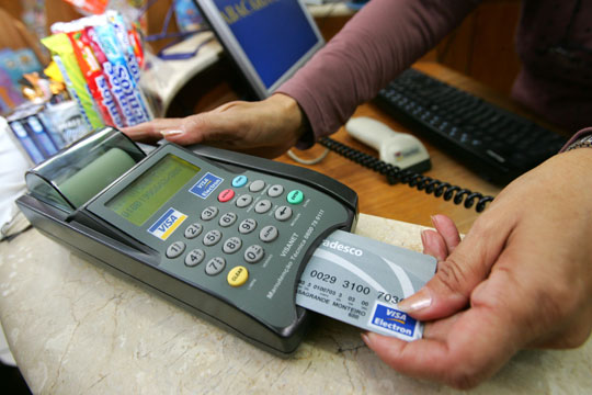 Anefac: Juros do cartão de crédito se aproximam de 300% ao ano