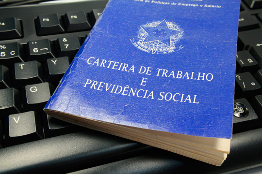 Desemprego sobe a 8,6% em 3 meses e é maior desde 2012