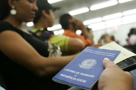 IBGE: Taxa de desemprego fica em 4,9% em setembro deste ano