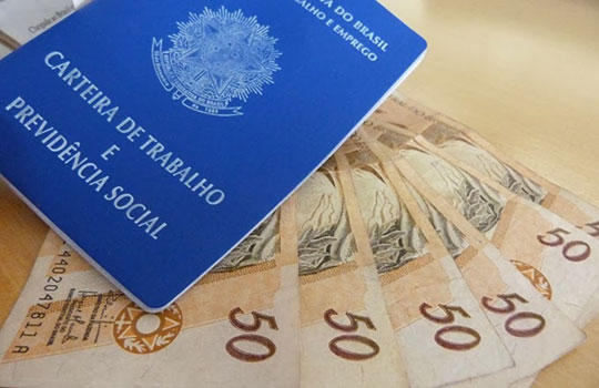 Ministério do Trabalho diz que salário mínimo cresceu 77% desde 2002