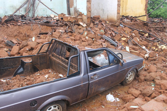 Casa desaba sobre carro em Brumado