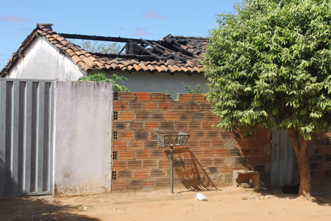 Brumado: Aposentada tem casa arrombada e incendiada na Vila Presidente Vargas