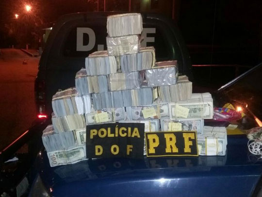 Casal é detido com US$ 2,4 milhões embrulhados para presente em Campo Grande