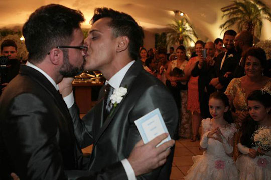 Prefeito gay se casa com parceiro no interior de São Paulo