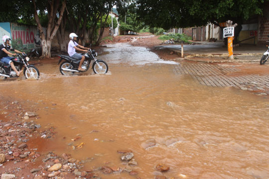 Casas são ameaçadas por barramento que pode romper em Brumado