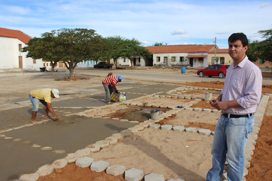 Vereador Castilho Viana acompanha a obra da Praça de Itaquaraí em Brumado