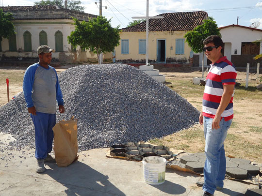 Brumado: Castilho Viana acompanha início das obras da Praça de Itaquaraí