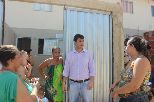 Castilho Viana atende pedido de moradores e visita Residencial Brisas em Brumado