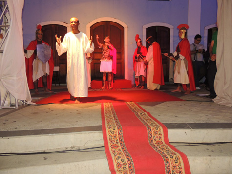 Brumado: Católicos celebram a paixão de Cristo