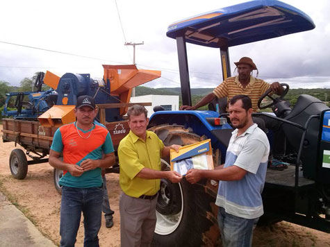 Brumado: Vereador Catoze comemora entrega de trator em comunidade rural