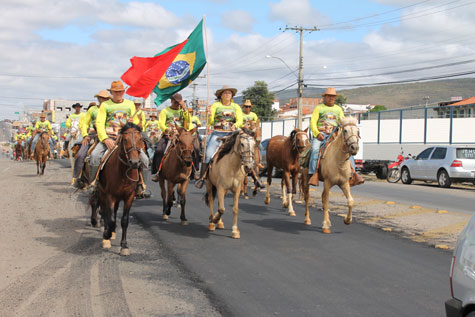 Cavalgada em romaria atravessa Brumado rumo a Gruta da Mangabeira em Ituaçu