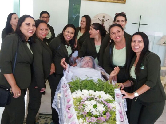 Mulher pede para ser velada viva e realiza sonho no Ceará