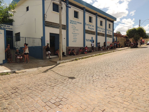 Brumado: Populares continuam reclamando das longas filas na Central de Marcação