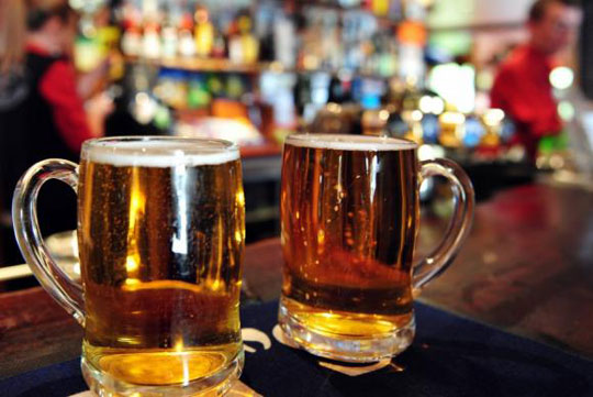 Entra em vigor lei que pune com prisão a venda de bebida alcoólica à menores
