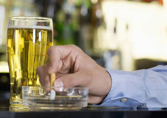 Quem para de fumar também diminui consumo de álcool, diz estudo