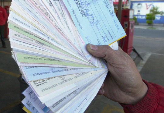 Porcentual de cheques devolvidos no país cai em agosto