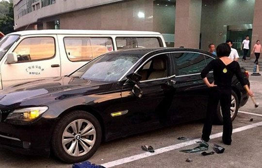 Mulher destrói BMW de R$ 840 mil após ver marido com amante