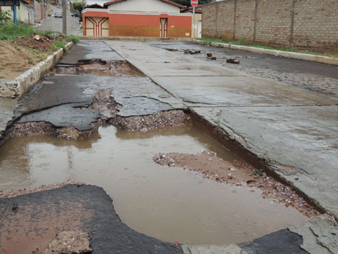 Com as chuvas, buracos voltam a aparecer nas ruas de Brumado
