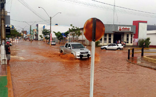 Forte chuva provoca diversos danos em ruas da cidade de Caetité