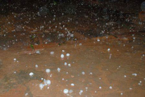 Macaúbas: Chuva de granizo atinge comunidade rural e assusta moradores