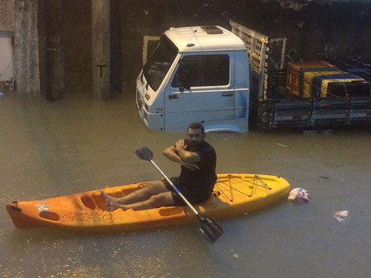 Chuva deixa ruas e avenidas alagadas em Salvador