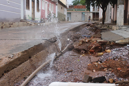 Prefeitura e Embasa tentam amenizar estragos causados pelas chuvas em Brumado